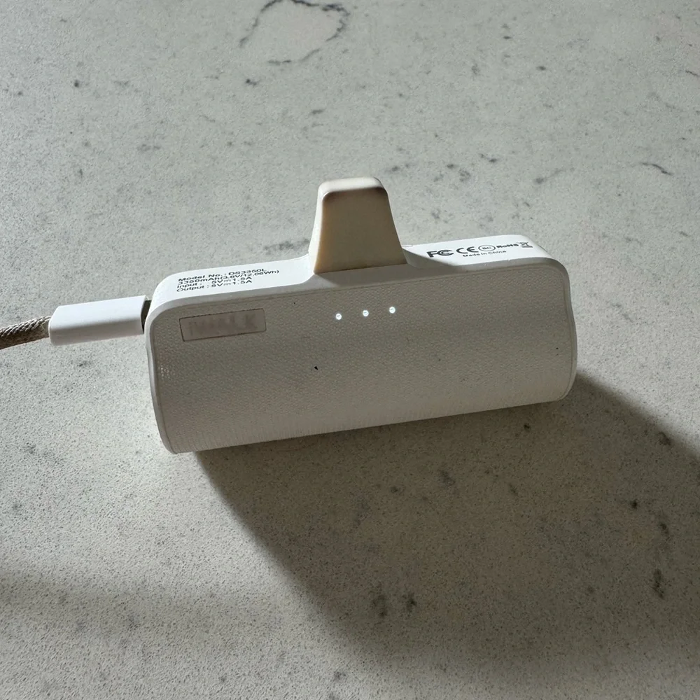 iWALK portable white colored 3350 mAh power bank iPhone battery charger USB-C